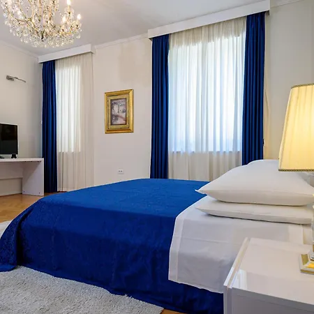 Palace Schoen Milesi Couette-café Split